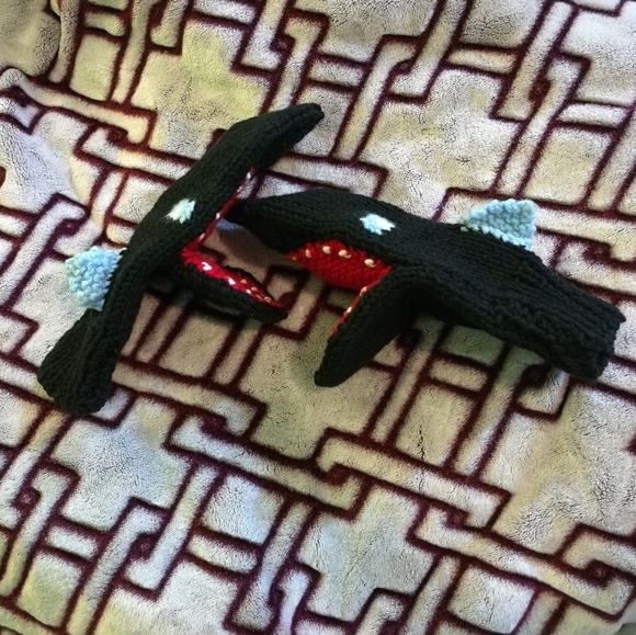 Vintage Hand Knit Shark Novelty Mittens S / M - Picture 1 of 5